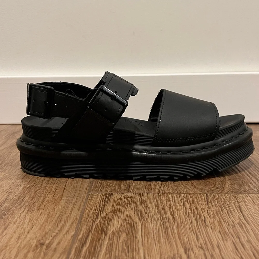 DR. MARTENS VOSS WOMEN'S LEATHER STRAP
SANDALS / BLACK / SIZE 7 - Picture 12 of 16